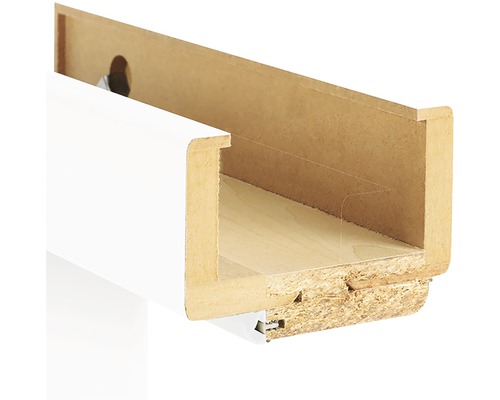 Secțiune transversală a unui raft de perete din lemn cu acoperire albă