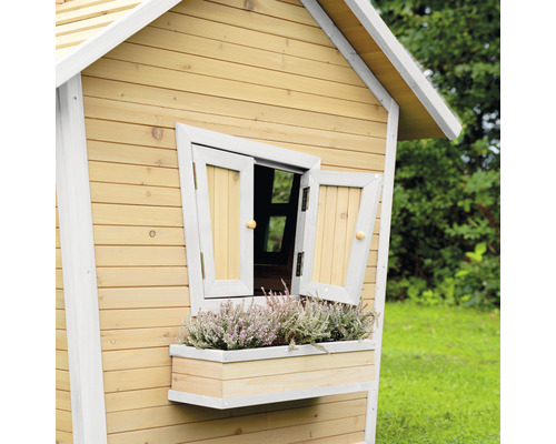 Vedere detaliată a unei căsuțe de joacă din lemn cu fereastră deschisă și jardinieră