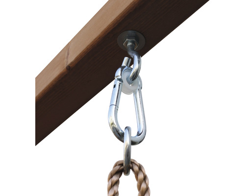 Detaliu al unei fixări de leagăn cu carabină pe o grindă de lemn