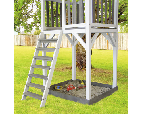 Turn de joacă cu scară și cutie cu nisip în grădină