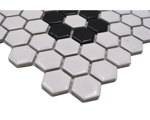Plăci de mozaic hexagonale, aranjate într-un model de minge de fotbal