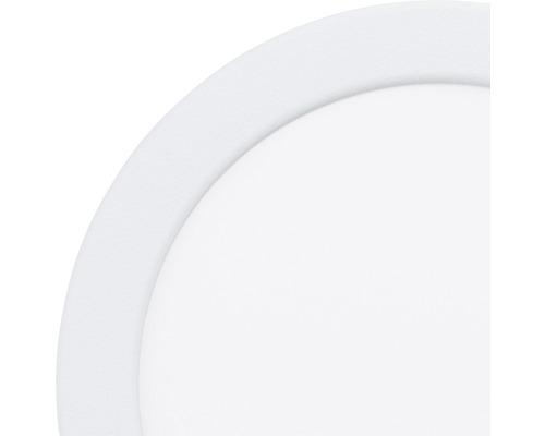 Detaliu al unei lămpi de tavan rotunde albe