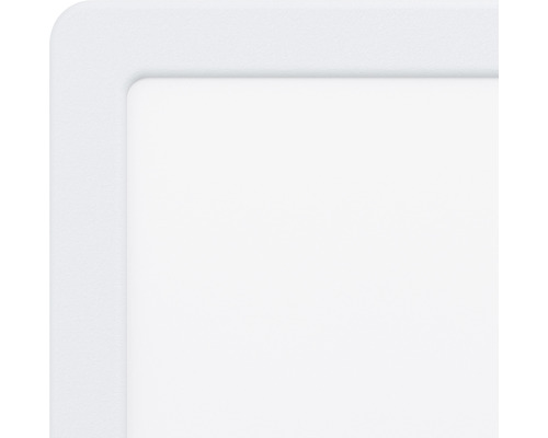 Decupaj dintr-o placă luminoasă albă cu colțuri rotunjite