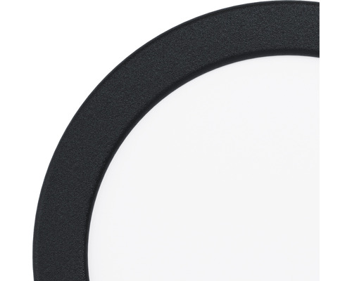 Detaliu al unui corp de iluminat rotund cu margine închisă la culoare