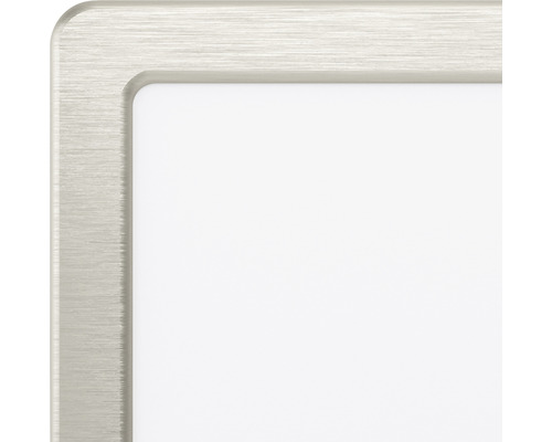 Detaliu de colț al unei plăci metalice argintii