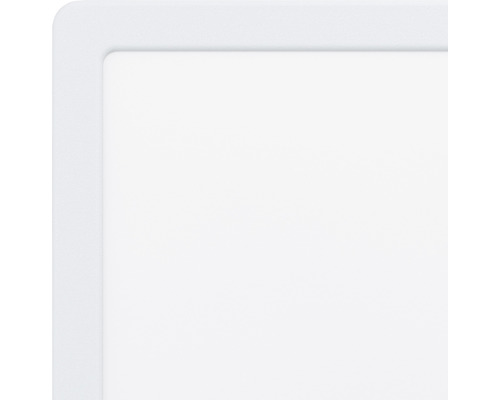 Decupaj al unei lămpi de tavan albe