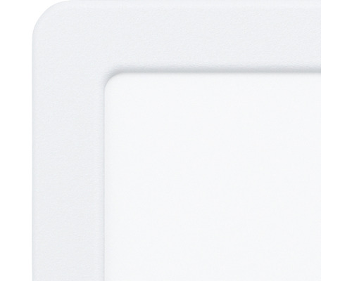 Prim-plan cu o placă de plastic albă cu colțuri rotunjite