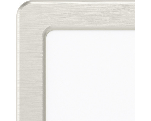 Prim-plan cu o ramă metalică argintie, periată