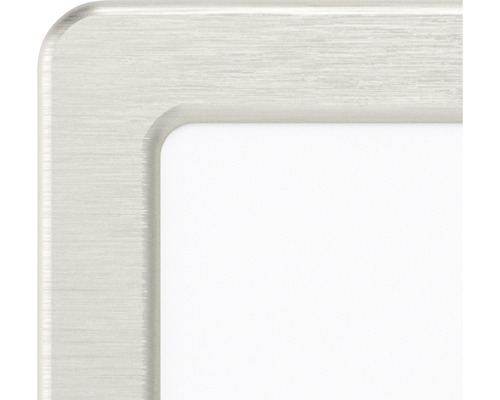 Prim-plan cu colțul unei rame argintii