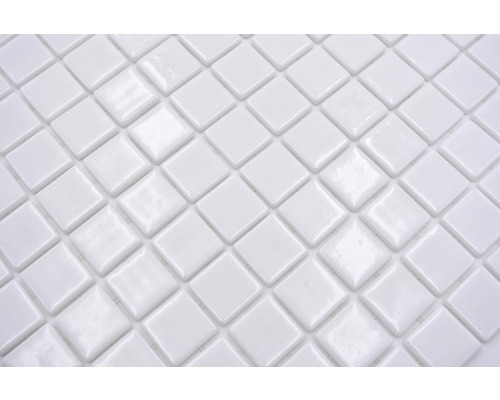 Prim-plan cu plăci de mozaic albe