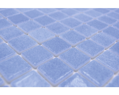 Prim-plan cu plăci de mozaic în formă pătrată