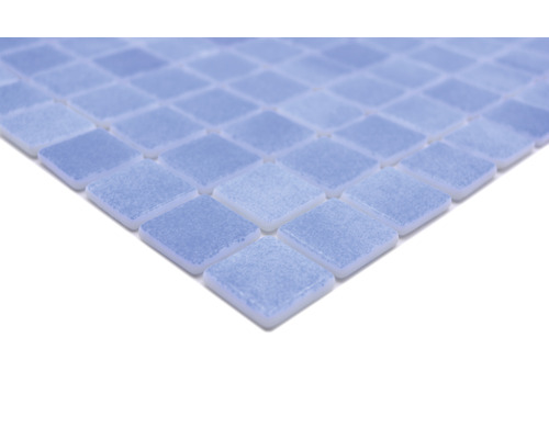 Prim-plan cu plăci de mozaic în formă pătrată