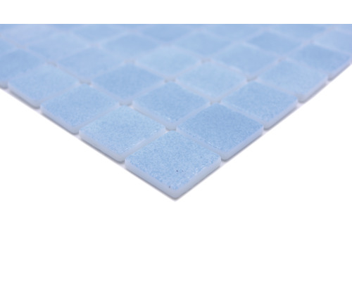 Plăci pătrate de mozaic de sticlă pe o foaie