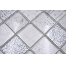 Prim-plan cu plăci de mozaic din sticlă cu aspect de piele