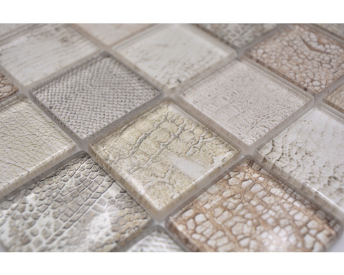 Prim-plan cu plăci de mozaic cu model reptilian