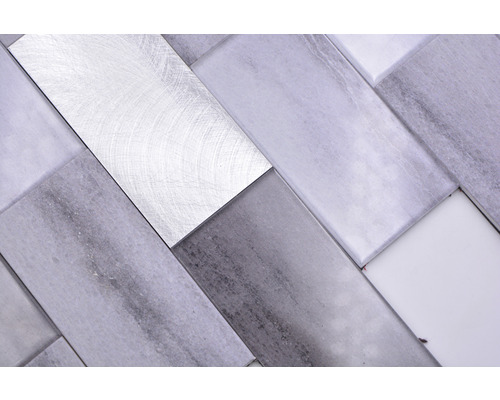 Plăci de mozaic din marmură și metal în model herringbone