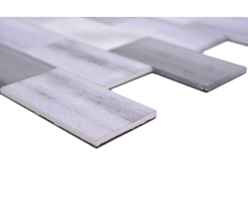 Prim-plan cu plăci de perete autoadezive în model herringbone