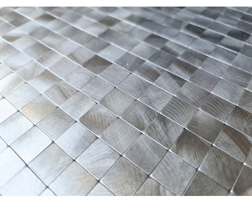 Prim-plan cu plăci metalice pătrate