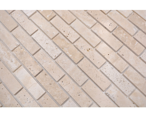 Prim-plan cu plăci de mozaic din piatră naturală cu model de cărămidă