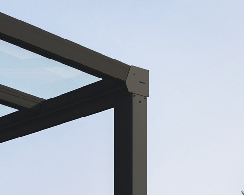 Detaliu al unui acoperiș de terasă cu acoperiș de sticlă și conexiune de colț.