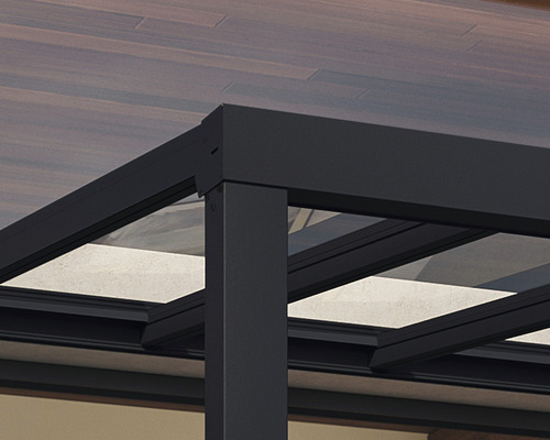 Detalii ale unui acoperiș de terasă cu cadru și elemente de sticlă