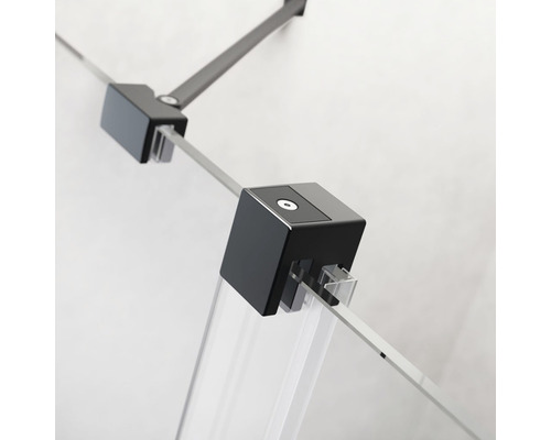 Prim-plan cu stabilizator cabină de duș cu fixare pe perete