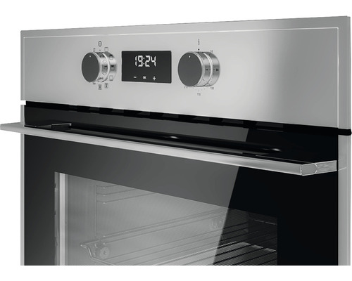 Prim-plan cuptor cu butoane de control și afișaj digital