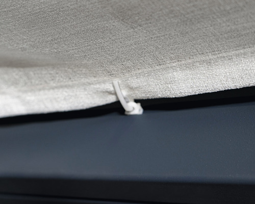 Detaliu al unei perdele cu cârlige de pliere.