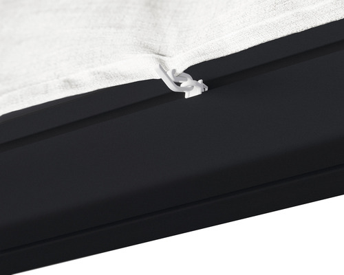 Prim-plan al unei pânze de umbrire cu clemă de fixare pe o pergolă