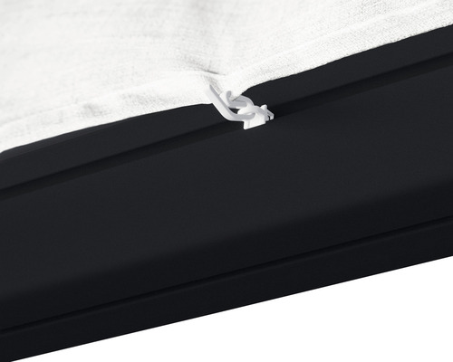 Prim-plan cu o clemă de fixare a pânzei de umbrire pe un cadru