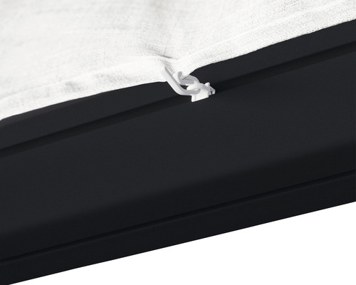 Prim-plan cu prinderea unei copertine cu pânză și clemă