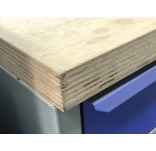 Placă de lemn pe banc de lucru