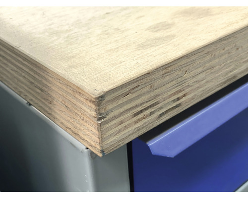 Placă de lemn pe banc de lucru