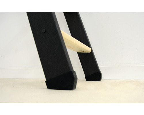 Detaliu al unei scări cu picioare din plastic și o treaptă din lemn