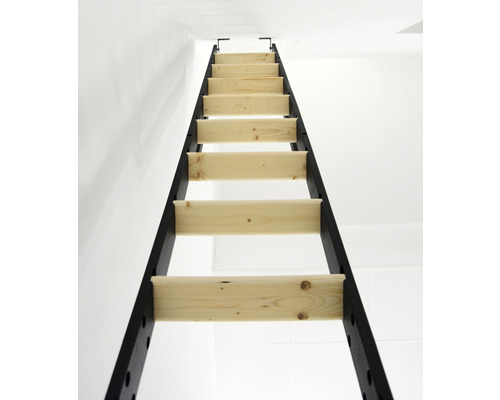 Scară cu trepte din lemn și cadru metalic
