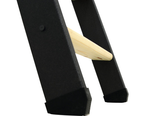 Imagine detaliată a unei scări cu o treaptă din lemn și capace pentru picioare