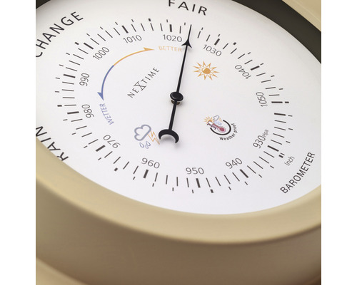 Prim-plan cu un barometru pentru prognoza meteo.