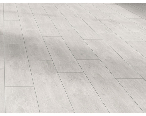 Parchet laminat montat cu aspect de lemn.