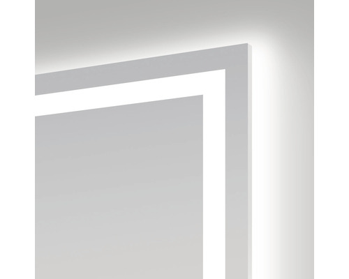 Imagine detaliată cu o oglindă iluminată