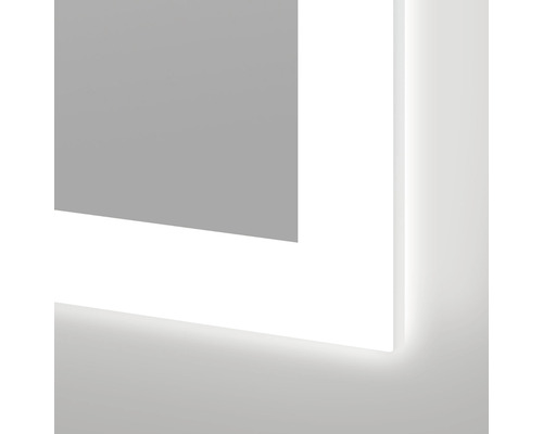 Detaliu al unei oglinzi cu iluminare