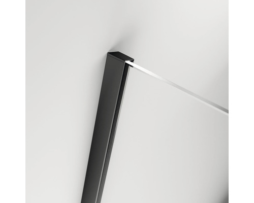 Detaliu cabină de duș cu cadru negru și perete de sticlă