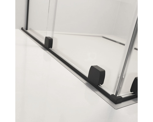 Detaliu cabină de duș cu accesorii negre și sticlă transparentă