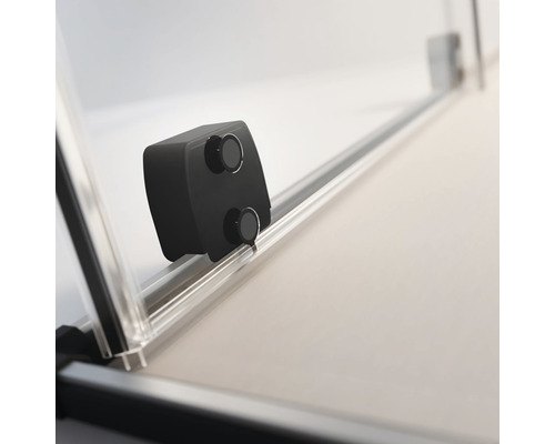 Imagine detaliată a unei cabine de duș cu suport negru și sticlă transparentă