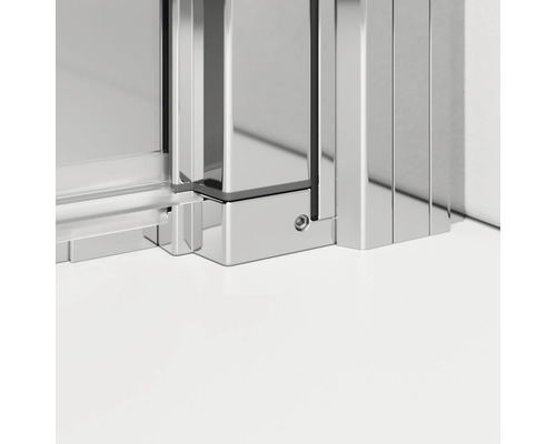 Detaliu al unei cabine de duș cu fitinguri cromate