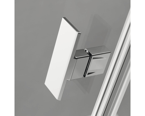 Prim-plan cu un mâner de ușă de cabină de duș