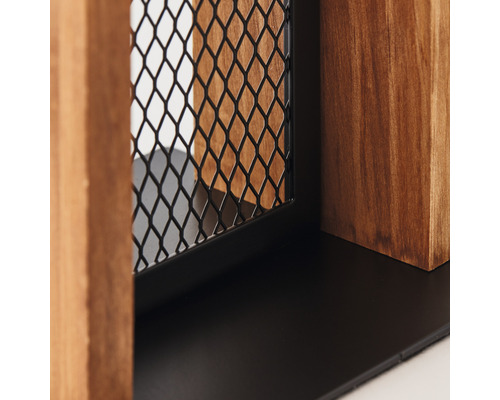 Imagine detaliată a unui raft cu elemente din lemn și grilaj metalic