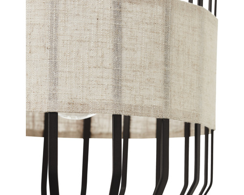 Prim-plan al unei lămpi cu abajur textil și cadru metalic