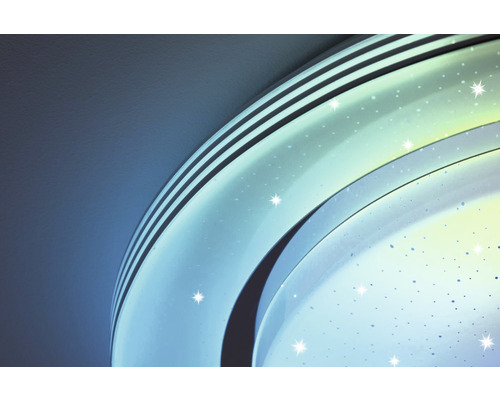 Prim-plan cu o plafonieră cu model de stele