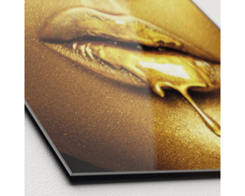 Imagine decorativă cu o gură și un lichid de culoarea aurului