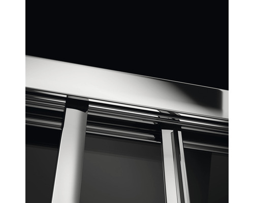 Detaliu cabină de duș cu ușă glisantă și cadru